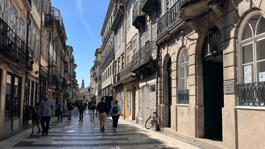 “Calçada Poliglota” — Um poema de Lea Marcondes