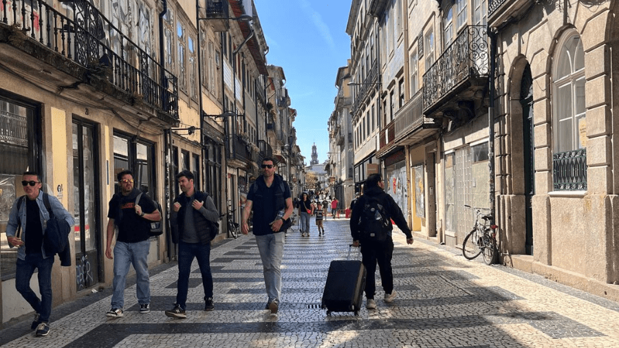 “Calçada Poliglota” — Um poema de Lea Marcondes